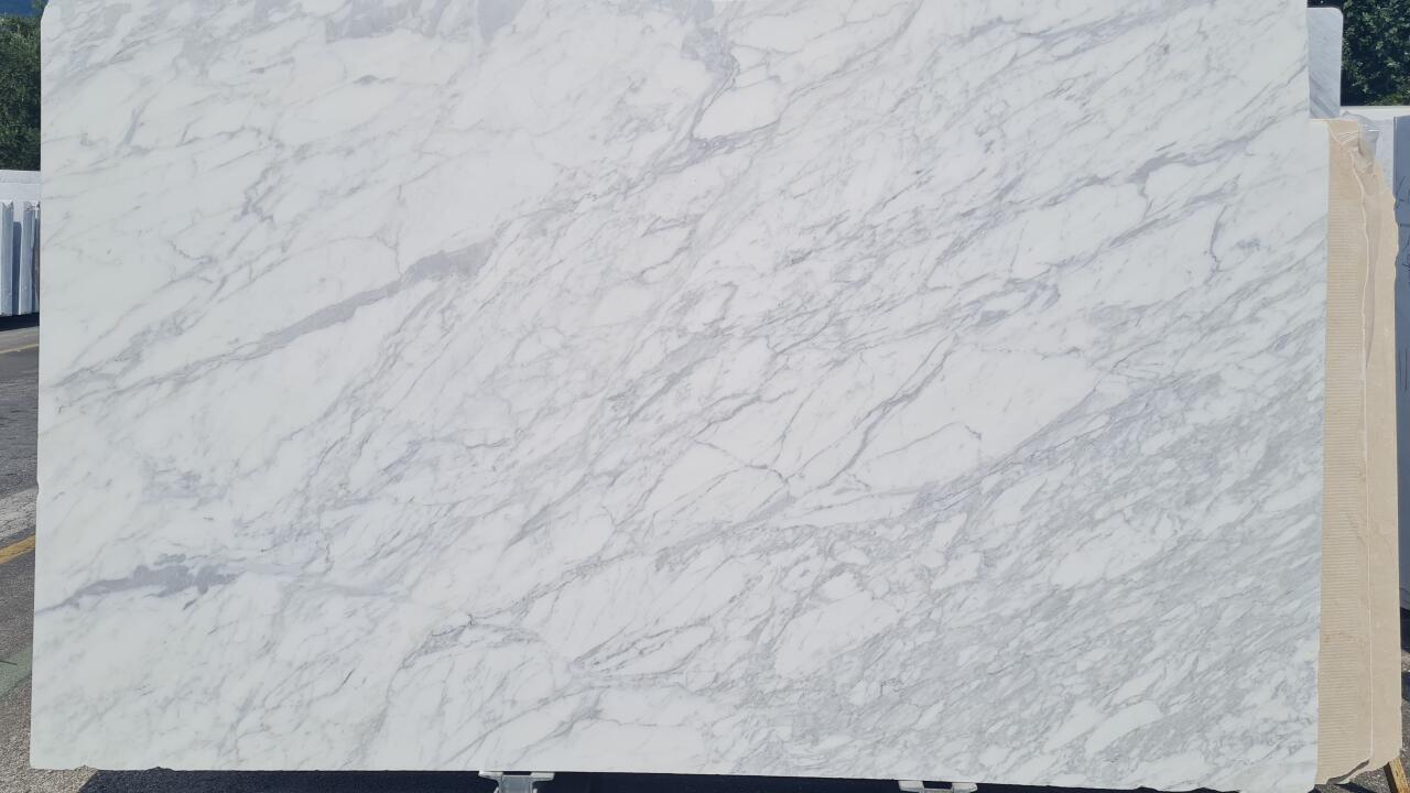 Calacatta Classico Honed 2cm Marble by PACIFICA